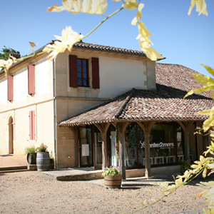 La maison des vins de l’Entre-Deux-Mers à côté de l’abbaye de la Sauve Majeure.